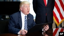 លោក​ប្រធានាធិបតី Donald Trump ថ្លែង​មុន​ពេល​ចុះ​ហត្ថលេខា​លើ​បទបញ្ជា​នីតិប្រតិបត្តិ​ នៅ​ក្រសួង​រតនាគារ​ជាតិ ក្នុង​រដ្ឋធានី​វ៉ាស៊ីនតោន កាលពី​ថ្ងៃទី២១ ខែមេសា ឆ្នាំ២០១៧។