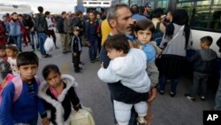 Des réfugiés syriens arrivant au port d'Athènes le 30 septembre 2015. (AP Photo/Thanassis Stavrakis) 