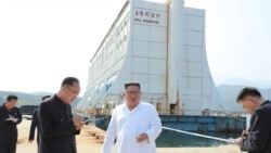 김정은(가운데) 북한 국무위원장이 지난 2019년 10월 금강산 관광지구를 방문하고 남측 시설 철거를 지시했다고 조선중앙통신이 보도한 장면. 김 위원장 일행 뒤로 해금강호텔이 보인다.