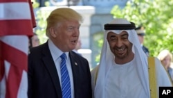 Presiden Donald Trump menyambut Putra Mahkota Abu Dhabi Pangeran Sheikh Mohammed bin Zayed Al Nahyan di Gedung Putih, Washington, D.C., 15 Mei 2017 (foto: AP Photo/Susan Walsh)