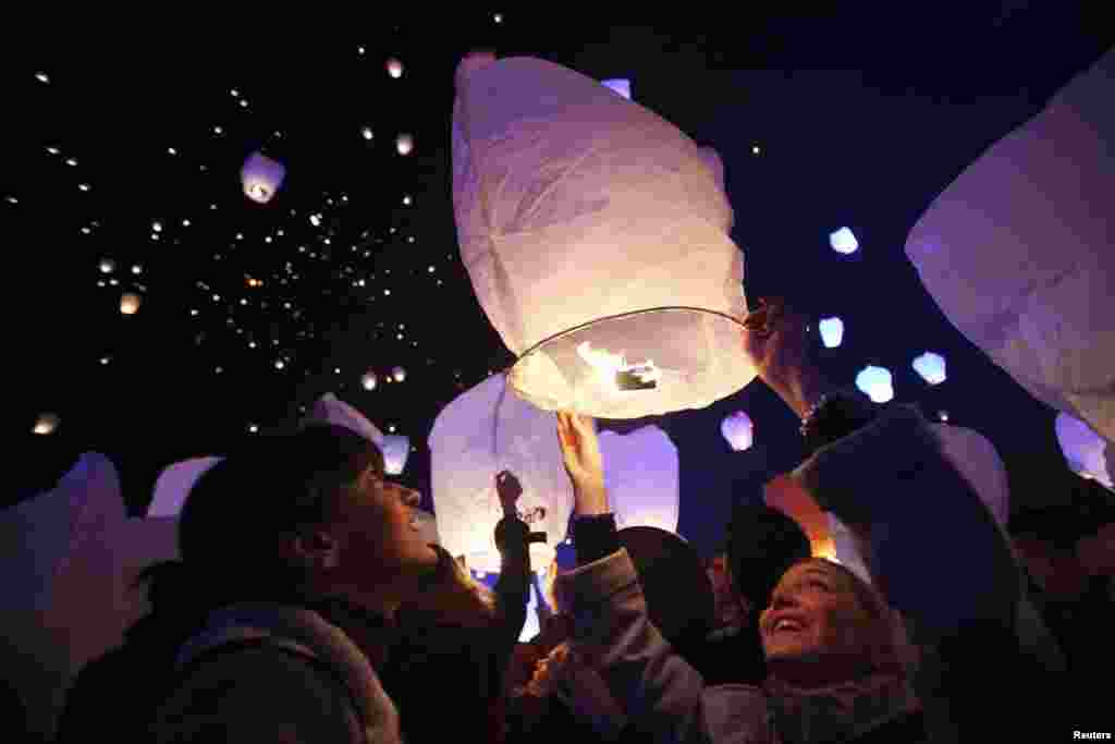 Lentera-lentera pada acara &quot;Kapulica &amp; Lanterns&quot; sebelum Natal di Zagreb, Kroasia (23/12).