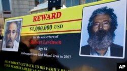 Poster mantan agen FBI Robert Levinson (kanan), yang dirilis oleh FBI, di Washington, 6 Maret 2012.