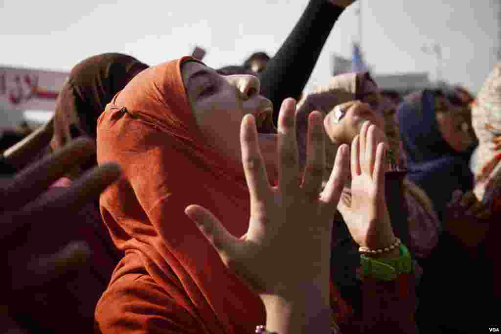 Protesters in Tahrir Square calling for the Muslim Brotherhood to leave government, November 30, 2012. (Y. Weeks/VOA)