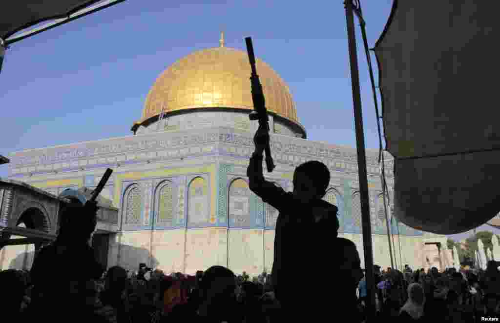 Palestinian children hold toy guns near the Dome of the Rock during a protest against Israel's military offensive in Gaza, on the compound known to Muslims as al-Haram al-Sharif and to Jews as Temple Mount, in Jerusalem's Old City, July 28, 2014.