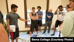 Mahasiswa-mahasiswa Berea College di Kentucky tampak berdiri di atas sebuah peta. (Foto: Courtesy/Berea College)