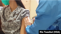 Dokter memberikan suntikan kepada sukarelawan dalam simulasi uji vaksin di Fakultas Kedokteran Universitas Padjajaran, Bandung, Kamis, 5 Agustus 2020. (Foto: VOA / Rio Tuasikal)