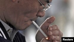 Un fumeur en train d'allumer sa cigarette à Los Angeles, Californie, Etats-Unis, le 31 mai 2012