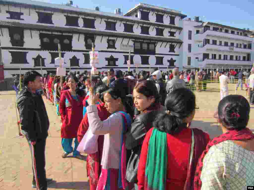 People line up to vote in Kathmandu's Durbar Square, Nov. 19, 2013. (Aru Pande/VOA)