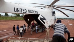 Le programme mondial de nourriture dépose par avion des denrées alimentaires au camp de Yida, Souddan du sud, le 14 septembre 2012.
