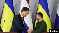 ولودیمیر زلنسکی، رئیس جمهوری اوکراین و مارک روته نخست وزیر هلند. خارکیف. ۱۱ اسفند. 