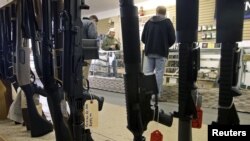 Konsumen berbelanja senjata di Phoenix, Arizona (foto: dok). Penjualan senjata api di AS justru meningkat sejak muncul seruan akan pengendalian yang lebih ketat terhadap senjata api. 
