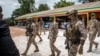 Le lieutenant-colonel Assimi Goita, au centre, assiste au défilé militaire de la fête de l'indépendance à Bamako, au Mali, le 22 septembre 2022.