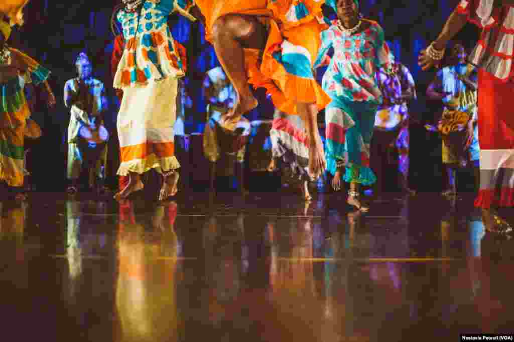 Les danseurs de la compagnie de danse d&#39;Assane Konte, KanKouran West African Danse Company sur scène, à Washington D.C., le 5 juin 2017. (VOA/Nastasia Peteuil)
