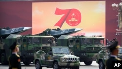 Kendaraan militer China membawa rudal balistik DF-17 dalam sebuah parade di Beijing, 1 Oktober 2019. 
