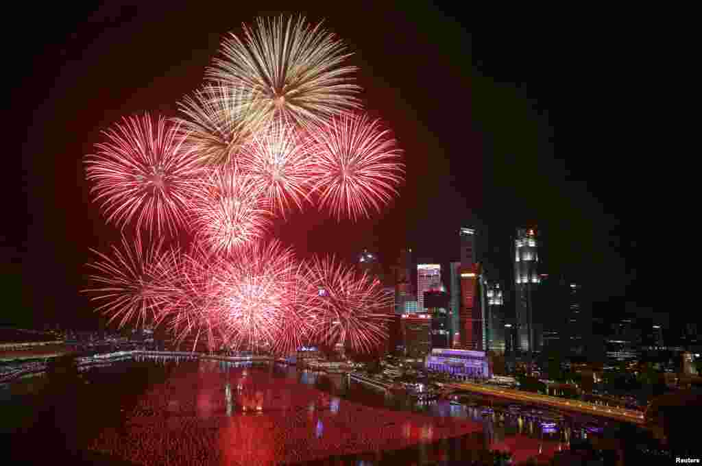 Fireworks explode in Marina Bay against the skyline of Singapore during New Year&#39;s Day celebrations, Jan. 1, 2016.