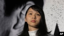 នាង Agnes Chow អាយុ​២១​ ឆ្នាំ ជា​សមក្មជន​លទ្ធិ​ប្រជាធិបតេយ្យ​ ចូលរួម​ក្នុង​បាតុកម្ម​នៅ​ក្នុង​ក្រុង​ហុងកុង កាលពី​ថ្ងៃទី២៨ ខែមករា ឆ្នាំ២០១៨។