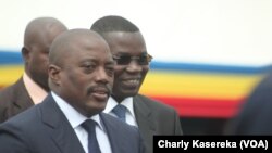 Le président Joseph Kabila (à gauche) inaugure la piste réhabilitée de l'aéroport de Goma, accompagné du gouverneur Julien Paluku du Nord-Kivu (arrière-plan droite), le 3 aout 2015. (Charly Kasereka/VOA)