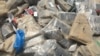 700 kg de cannabis, 10 kg d’héroïne, plus de 5 kg de cocaïne, plus de 500 kg de psychotropes, et des centaines de kilos de produits pharmaceutiques contrefaites brûlés à Dio au Mali, le 28 mars 2018. (VOA/Kassim Traore)