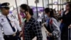 Pekerja Filipina Rantau (OFW) yang mengenakan masker pelindung berjalan menuju pintu masuk keberangkatan Bandara Internasional Ninoy Aquino di Pasay City, Metro Manila, Filipina, 18 Februari 2020. (Foto: REUTERS/Eloisa Lope)