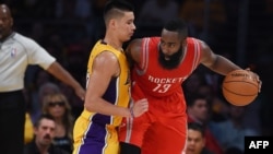 James Harden, à droite, Los Angeles, Californie, le 28 octobre 2014. 