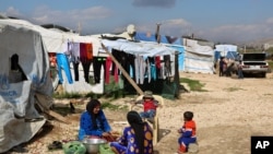 بسیاری از پناهجویان سوری در کمپ های با کمترین امکانات زندگی در زیر خیمه های معمولی زندگی شان را به پیش می برند