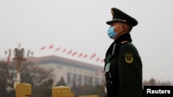 Paravojni policajac stražari nedaleko od Velike narodne dvorane pred otvaranje Nacionalnog narodnog kongresa u Pekingu, Kina, 5. marta 2021. U izveštaju američkih obavještanih agencija, Kina predstavlja najveću prijetnju po SAD.