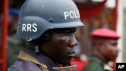 Un policier lors d’une manifestation à Lagos, Nigeria, 1er mai 2014.