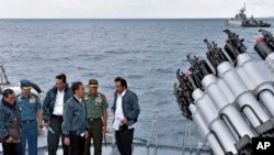 ប្រធានាធិបតី​ឥណ្ឌូណេស៊ី Joko Widodo (ស្តាំទីបី) អម​ជាមួយ​នឹង​មន្រ្តី​ៗ​នៅ​លើ​នាវា KRI Imam Bonjol កោះ Natuna ប្រទេស​ឥណ្ឌូណេស៊ី។