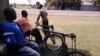 Des membres de l'association des handicapés à Bujumbura, Burundi, le 13 octobre 2017. (VOA/Christophe Nkurunziza)