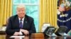 Donald Trump en conversation téléphonique avec le président mexicain Enrique Pena Nieto sur le commerce dans le bureau ovale de la Maison Blanche à Washington, le 27 août 2018.