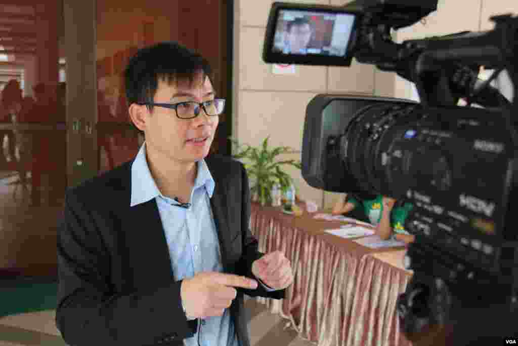 លោក ឈាង វណ្ណារិទ្ធ សហ​ប្រធាននៃ​វេទិកា​ការ​អភិវឌ្ឍ​ប្រកប​ដោយ​ចីរភាព​ដែល​រៀបចំ​ដោយ​វិទ្យាស្ថាន ​Enrich ផ្តល់​បទ​សម្ភាសន៍​ទៅ​កាន់​អ្នក​យក​ព័ត៌​មាន​ អំពី​សារៈសំខាន់​នៃ​វេទិកា​សាធារណៈ​មួយ​នេះ។ (នូវ ពៅលក្ខិណា VOA)&nbsp;