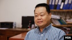 លោក​ ទាវ វណ្ណុល​ ​សមាជិក​ព្រឹទ្ធ​សភា​គណបក្ស​សម រង្ស៊ី​  ផ្តល់​បទសម្ភាស​ដល់​​ VOA​ អំពី​វិសោធនកម្ម​ច្បាប់​ស្តី​អំពី​គណបក្ស​នយោបាយ​ នៅ​ទីស្នាក់​ការគណបក្ស​សង្គ្រោះជាតិ​, នៅរាជធានី​ភ្នំពេញ​, នៅ​ថ្ងៃទី​១៩​ ខែកក្កដា​​ ឆ្នាំ២០១៧។​ (ខាន់​ សុគុំមនោ​/ VOA) 