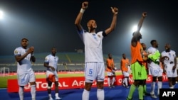 L'équipe des Léopards saluent leurs supporters après le match entre le Zimbabwe et la RDC lors de la CAN-2019 au Caire le 30 juin 2019.