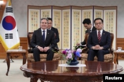6일 한국을 방문한 토니 블링컨 미국 국무장관이 서울정부청사에서 최상목 한국 대통령 권한대행과 만나 회담 전 기념사진 촬영을 갖고 있다.