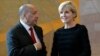 Menteri perbatasan Timor Leste, Agio Pereira (kiri) dan Menlu Australia Julie Bishop sebelum menandatagani perjanjian kedua negara di markas besar PBB di New York. 