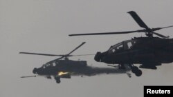 미 육군 소속 AH-64 아파치 헬기 부대가 한국 포천에서 실사격훈련을 하고 있다.