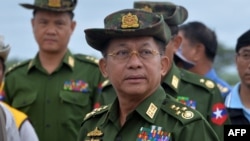 រូប​ឯកសារ៖ អគ្គមេបញ្ជាការ​យោធា​មីយ៉ាន់ម៉ា លោក Min Aung Hlaing ត្រួតពល​ នៅ​ក្បែរ​រដ្ឋធានី​ណៃពិដោ កាល​ពីថ្ងៃ​ទី២៩ ខែសីហា ឆ្នាំ២០១៨។ 