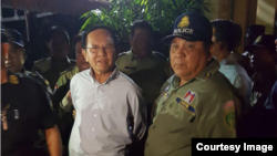រូបឯកសារ៖ ប្រធាន​គណបក្ស​សង្គ្រោះ​ជាតិ​ លោក កឹម សុខា ត្រូវ​បាន​ចាប់​ខ្លួន​នៅ​រំលង​អាធ្រាត​ឈាន​ចូល​ថ្ងៃទី៣ ខែកញ្ញា​ នៅ​គេហដ្ឋាន​របស់​លោក​​ ក្នុង​រាជធានី​ភ្នំពេញ​។​ ( រូបផ្តល់ឲ្យ) 