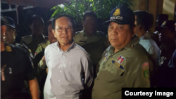 រូបឯកសារ៖ ប្រធាន​គណបក្ស​សង្គ្រោះ​ជាតិ​ លោក កឹម សុខា ត្រូវ​បាន​ចាប់​ខ្លួន​នៅ​រំលង​អាធ្រាត​ឈាន​ចូល​ថ្ងៃទី៣ ខែកញ្ញា​ នៅ​គេហដ្ឋាន​របស់​លោក​​ ក្នុង​រាជធានី​ភ្នំពេញ​។​ ( រូបផ្តល់ឲ្យ) 