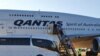 Warga Australia yang dievakuasi dari Wuhan, China tiba di pangkalan RAAF Learmonth di Australia Barat dengan naik pesawat Qantas Boeing 747-400 sewaan sebelum dikarantina di Pulau Christmas, 3 Februari 2020. (Foto: Departemen Pertahanan Australia/Reuters)
