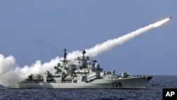 Angkatan Laut China meluncurkan misil dalam latihan militer di Laut China selatan (foto: dok). China kini melampaui Inggris sebagai eskportir senjata terbesar kelima. 