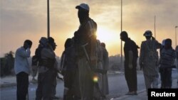 Wasu 'yan kungiyar ISIS suna shirin fillin kawunan wasu mutane da suke garkuwa da su