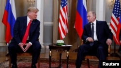 Le président des États-Unis Donald Trump rencontre le président russe Vladimir Poutine à Helsinki, en Finlande, le 16 juillet 2018.