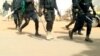 Couteaux, armes blanches, et gourdins portés par des membres de PUR, à Dakar, au Sénégal, le 14 février 2019. (VOA/Seydina Aba Gueye)