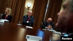 Presiden AS Donald Trump bertemu dengan para anggota Kongreas dan penegak hukum untuk membahas berbagai masalah kriminal dan imigrasi, di Gedung Putih, Washington, 6 Februari 2018.