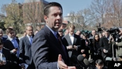 Ketua Komite Intelijen DPR Devin Nunes memberikan keterangan kepada wartawan di luar Gedung Putih, Washington, 22 Maret 2017. (AP Photo/Pablo Martinez Monsivais)