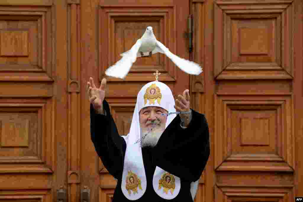 Seorang pendeta Kristen Orthodox Rusia melepaskan burung merpati putih untuk memperingati hari di mana Bunda Maria mendapat berita dari Jibril bahwa dia mengandung bayi Yesus.&nbsp;