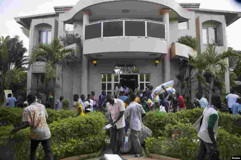 La population a pillé vendredi 31 ocotbre la villa du frère de l&rsquo;ex-président Blaise Compaoré qui a quitté le pouvoir vendredi 21 octobre après une vague des manifestations populaires. Le pays est actuellement sous le règne du colonel Yacouba Isaac &nbsp;Zida qui a été désigné samedi 1er novembre 2014 à la tête du pays après que le chef de l&rsquo;armée s&rsquo;est auto-proclamé la veille président de la transition. &nbsp;&nbsp; 