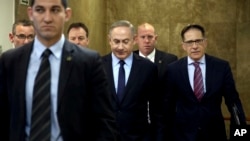PM Israel Benjamin Netanyahu tiba untuk rapat kabinet mingguan di Yerusalem, 1 Januari 2017. (Gali Tibbon/Pool photo via AP)