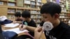 서울에 폭염주의보가 내려진 지난 1일 서울도서관을 찾은 학생들이 휴대용 선풍기 바람을 쐬며 방학숙제를 하고 있다. 